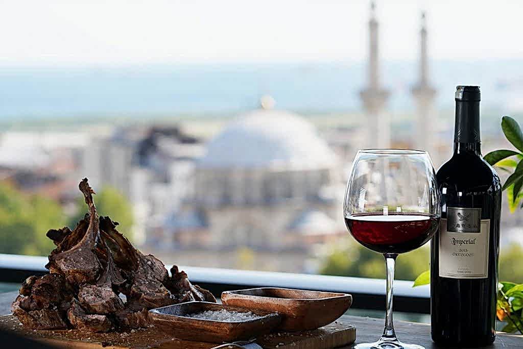 Lotiz Lounge rooftop dining in Bakı Old City