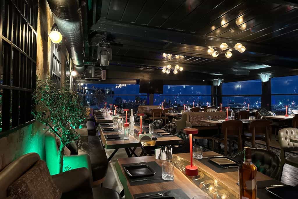 Lotiz Lounge rooftop dining in Bakı Old City