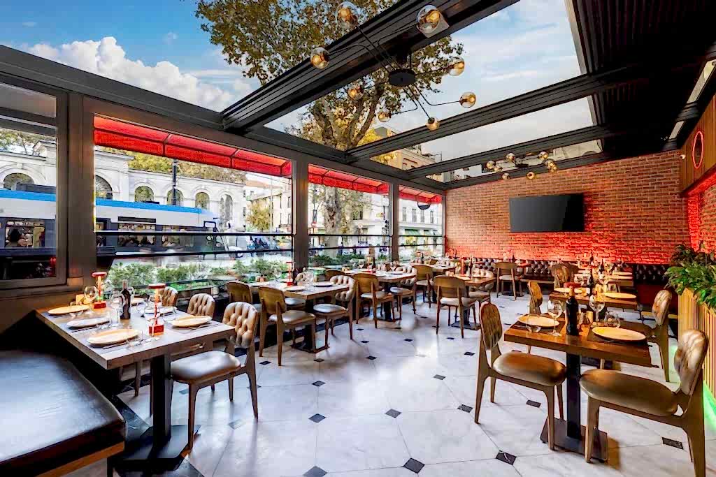 Loti Restaurant & Bar dining in Sultanahmet Bakı