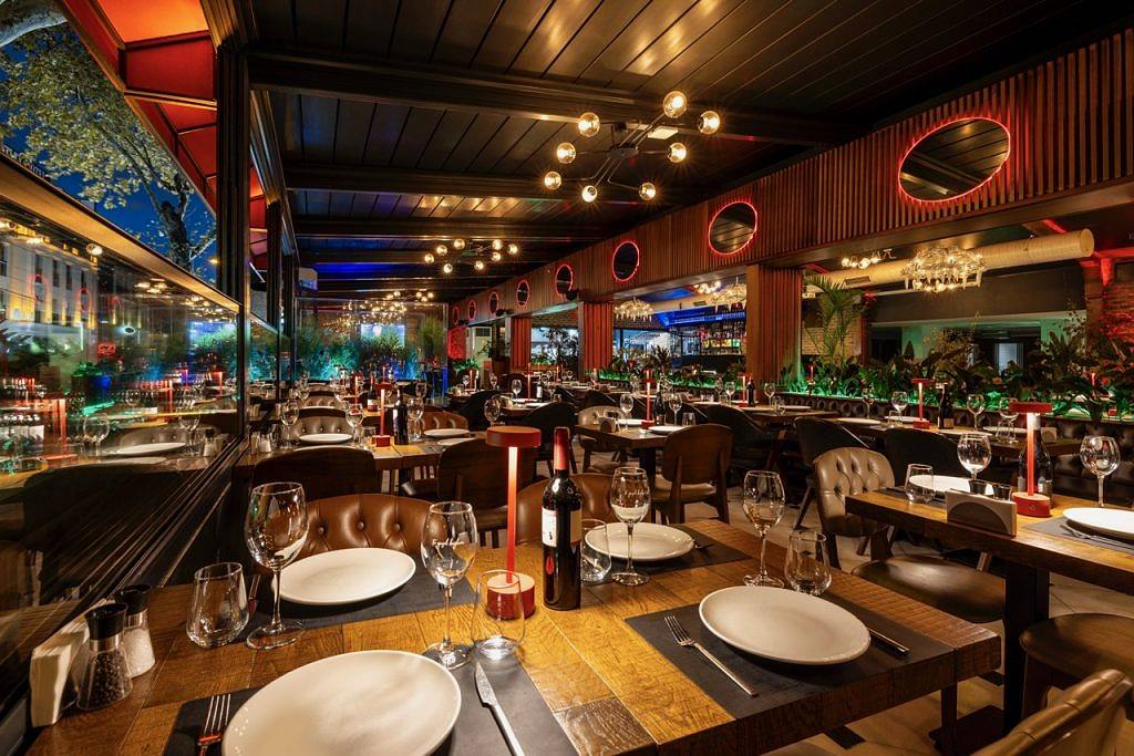 Loti Restaurant & Bar dining in Sultanahmet Bakı