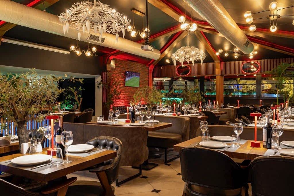 Loti Restaurant & Bar dining in Sultanahmet Bakı