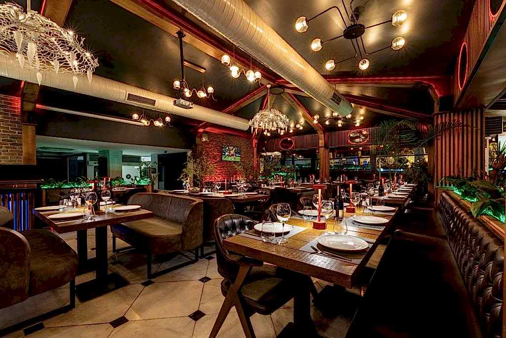 Loti Restaurant & Bar dining in Sultanahmet Bakı