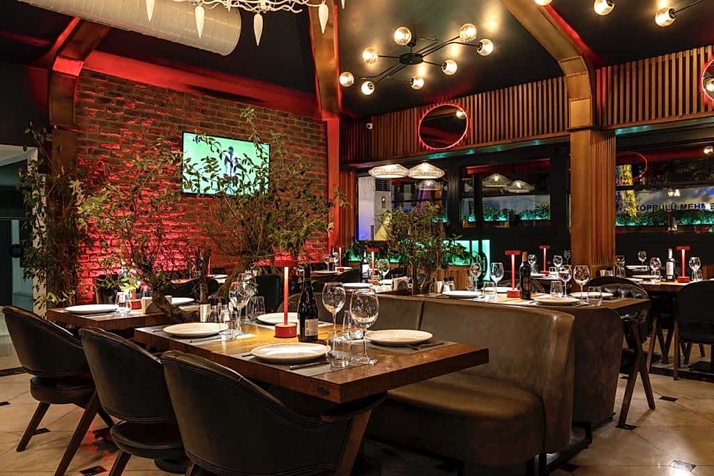 Loti Restaurant & Bar dining in Sultanahmet Bakı