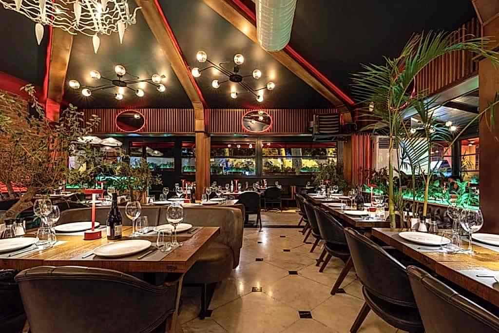 Loti Restaurant & Bar dining in Sultanahmet Bakı