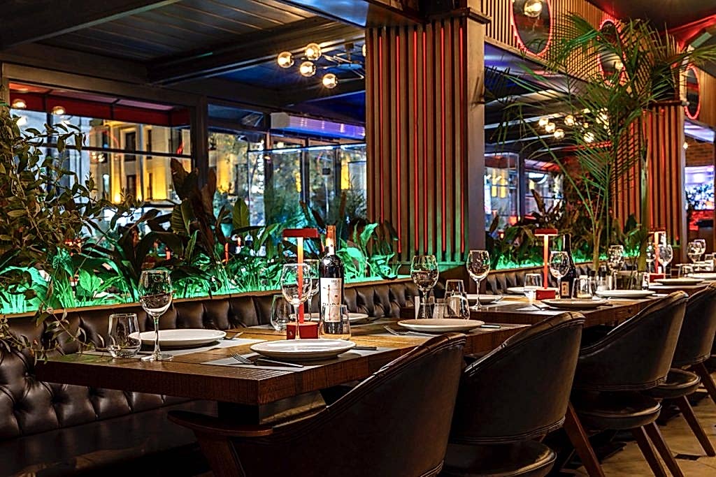 Loti Restaurant & Bar dining in Sultanahmet Bakı