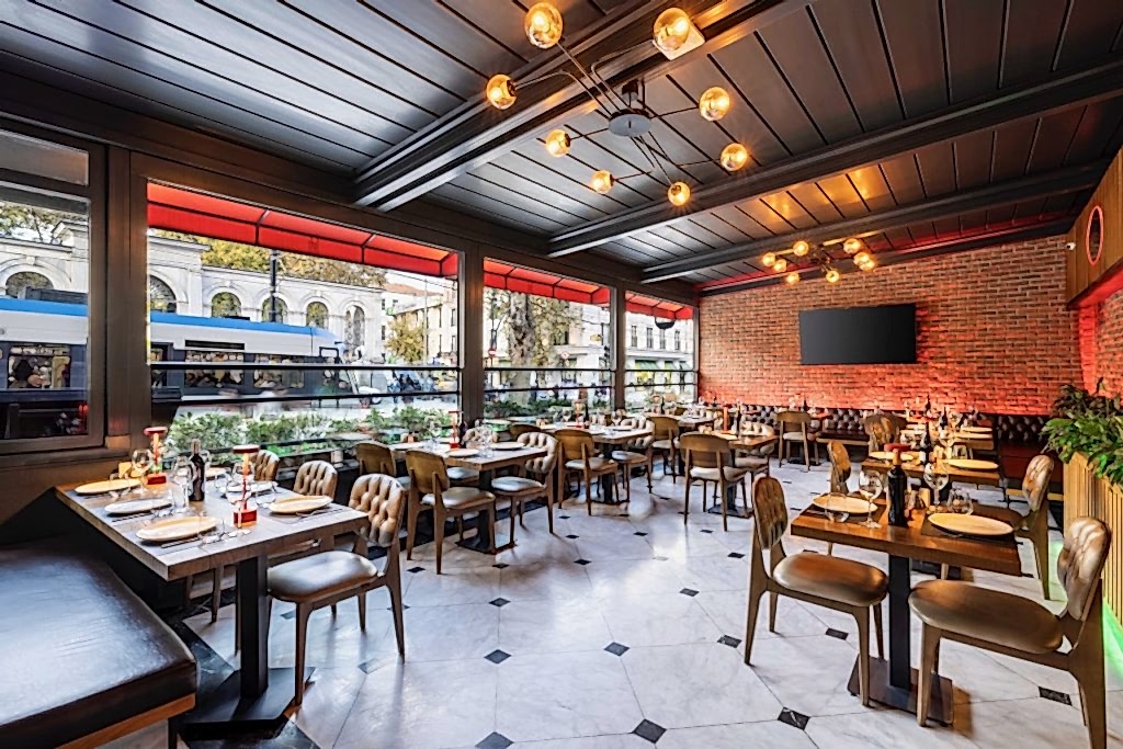 Loti Restaurant & Bar dining in Sultanahmet Bakı