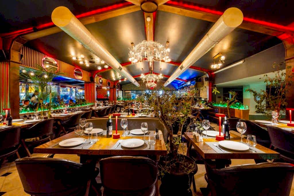 Loti Restaurant & Bar dining in Sultanahmet Bakı