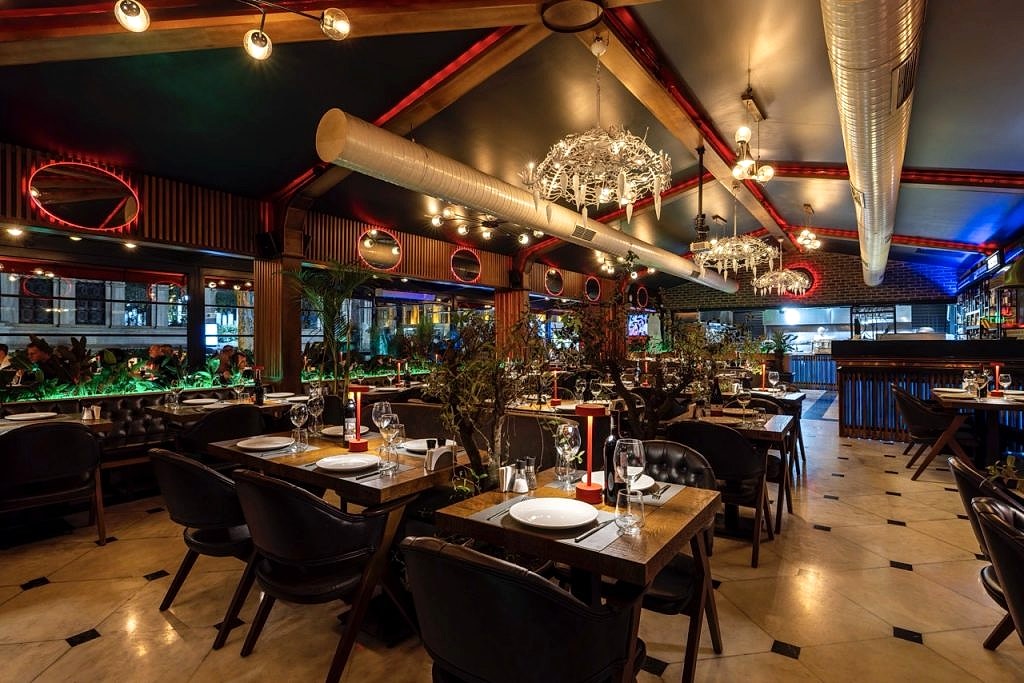 Loti Restaurant & Bar dining in Sultanahmet Bakı
