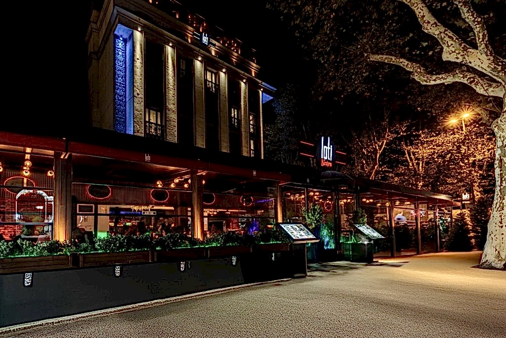 Loti Restaurant & Bar dining in Sultanahmet Bakı
