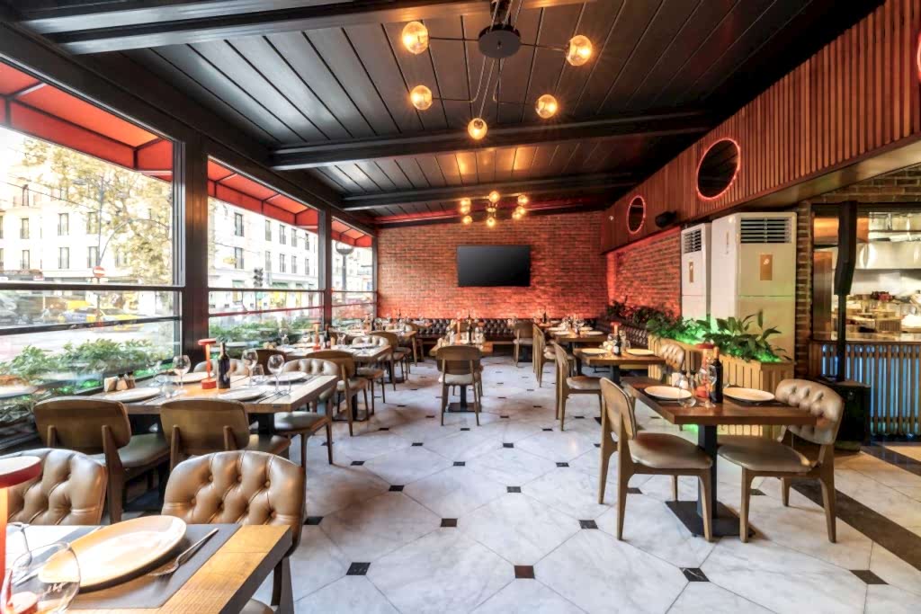 Loti Restaurant & Bar dining in Sultanahmet Bakı