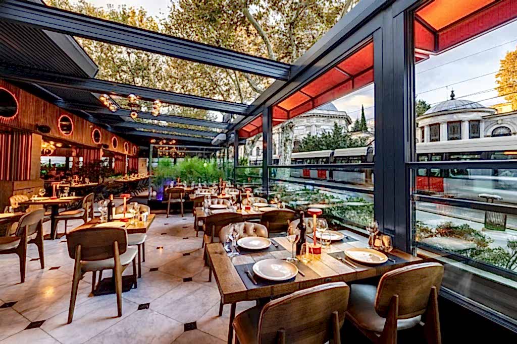 Loti Restaurant & Bar dining in Sultanahmet Bakı