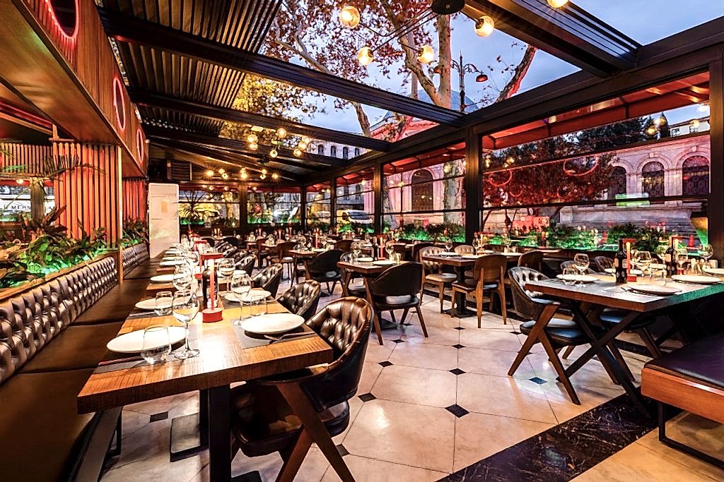 Loti Restaurant & Bar dining in Sultanahmet Bakı