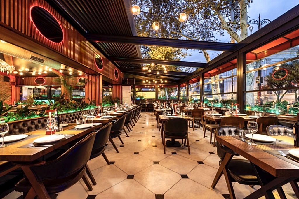 Loti Restaurant & Bar dining in Sultanahmet Bakı