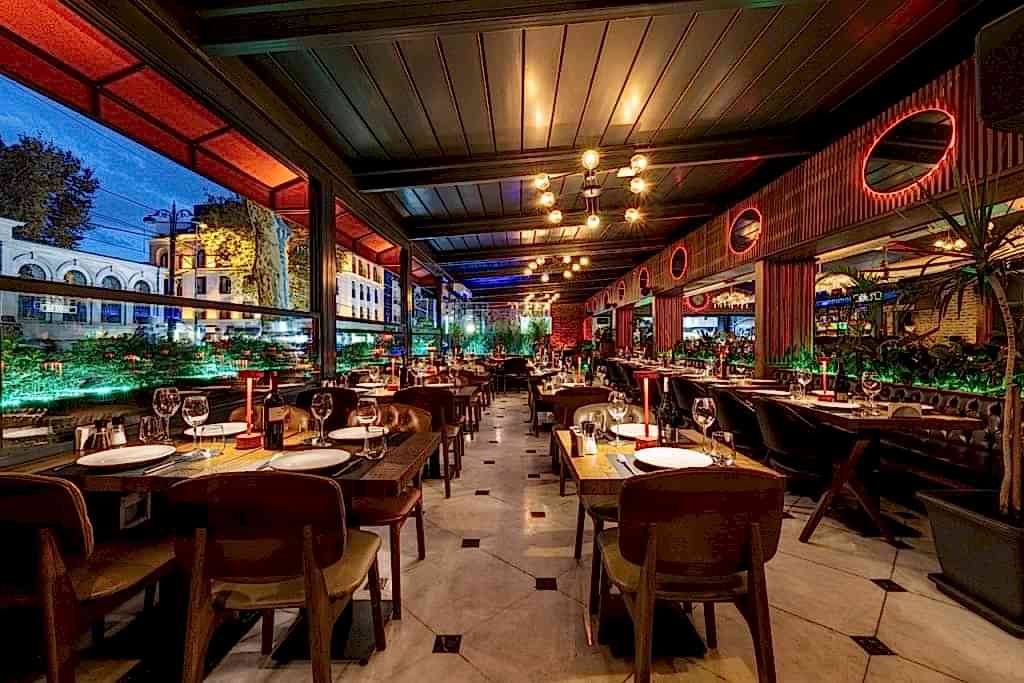 Loti Restaurant & Bar dining in Sultanahmet Bakı