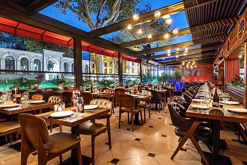 Loti Restaurant & Bar dining in Sultanahmet Bakı