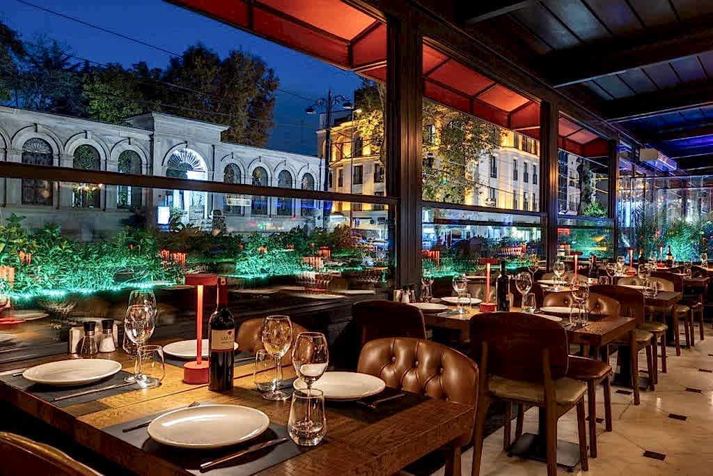Loti Restaurant & Bar dining in Sultanahmet Bakı