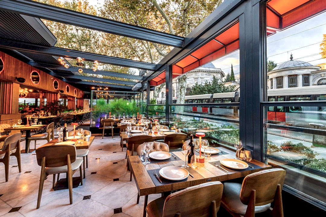 Loti Restaurant & Bar dining in Sultanahmet Bakı