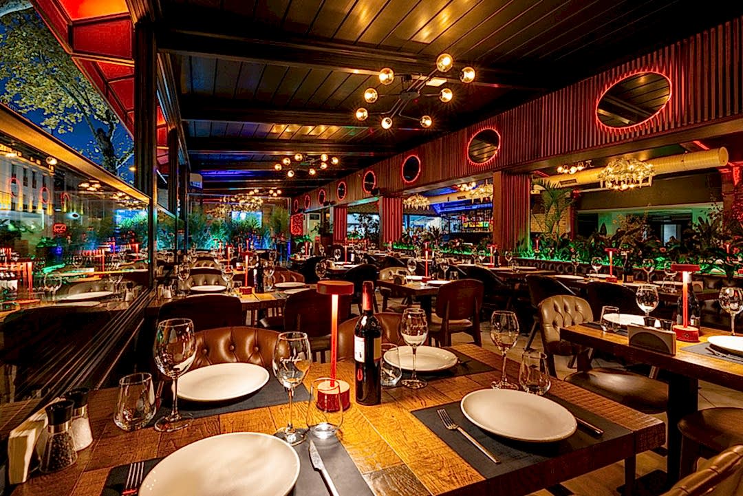 Loti Restaurant & Bar dining in Sultanahmet Bakı
