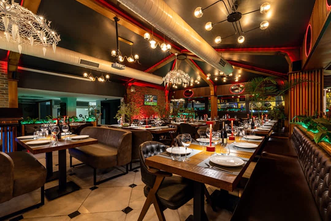 Loti Restaurant & Bar dining in Sultanahmet Bakı