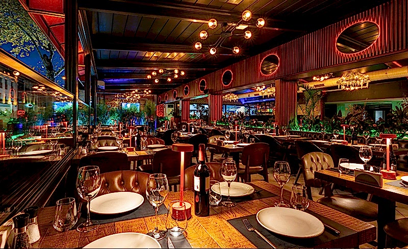 Loti Restaurant dining in Sultanahmet Bakı