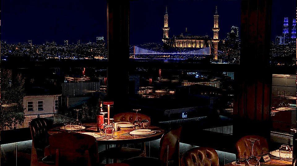Sultanahmet rooftop restaurant with Old City dinner atmosphere
